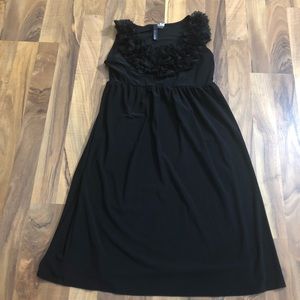 🚨 5/$25 SALE 🚨 Womens Size‎ Medium Black Ruffle Neckline Empire Dress LBD